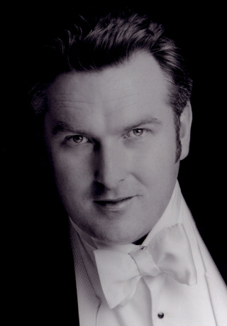 Simon O'Neill Makes His Role debut as Lohengrin at Covent Garden