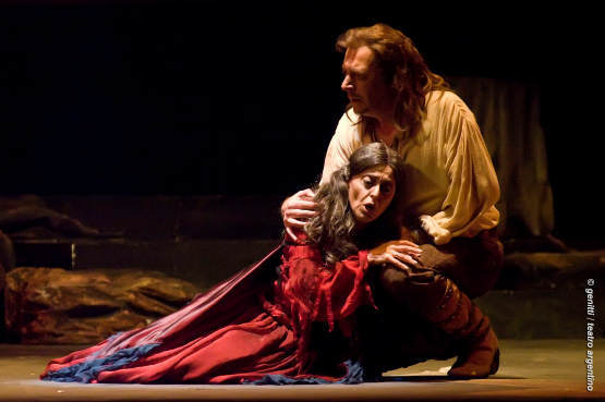 Caption - Alejandra Malvino (Azucena) and Gustavo López Manzitti (Manrico).